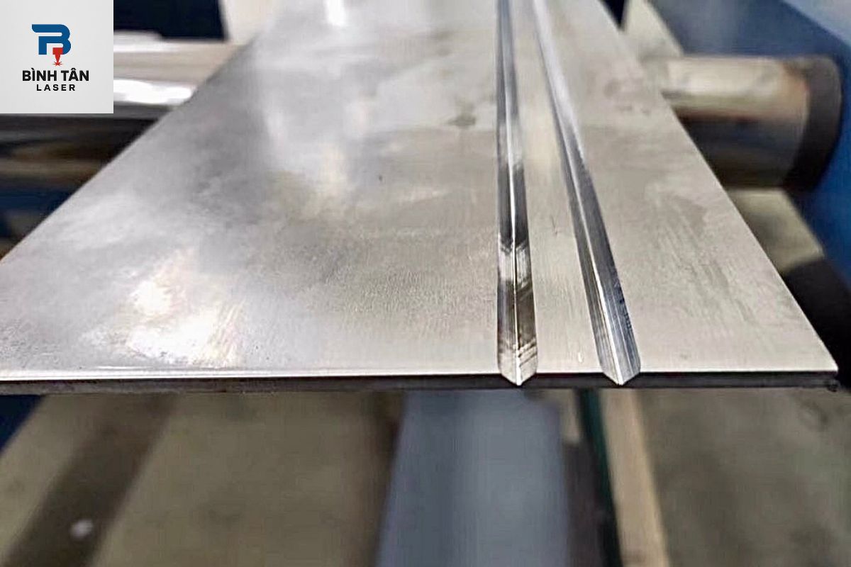 gia công chấn gấp kim loại