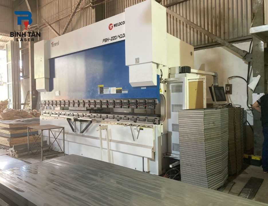 Máy chấn kim loại và vai trò trong dây chuyền gia công hiện đại