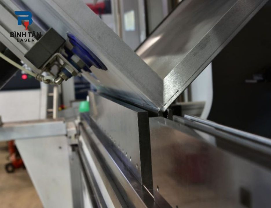 Vì sao nên thuê ngoài dịch vụ chấn kim loại CNC?