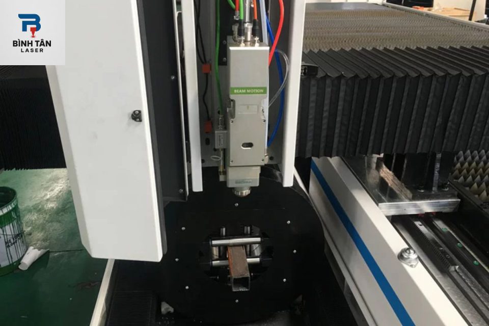 gia công kim loại tấm bằng máy laser fiber 3kW
