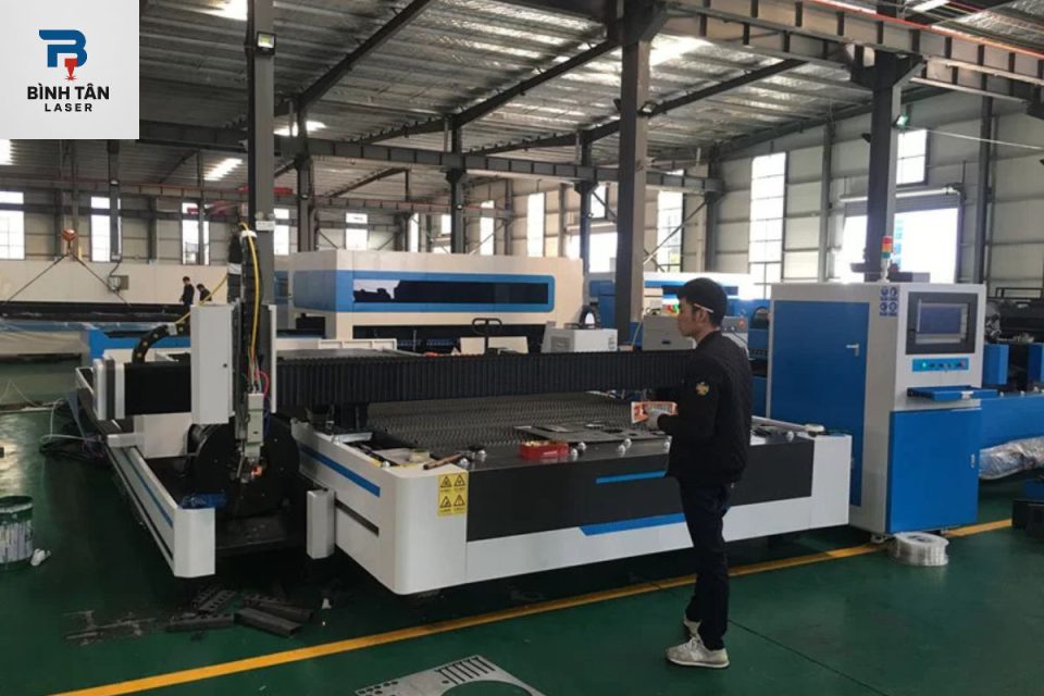 gia công kim loại tấm bằng máy laser fiber 3kW