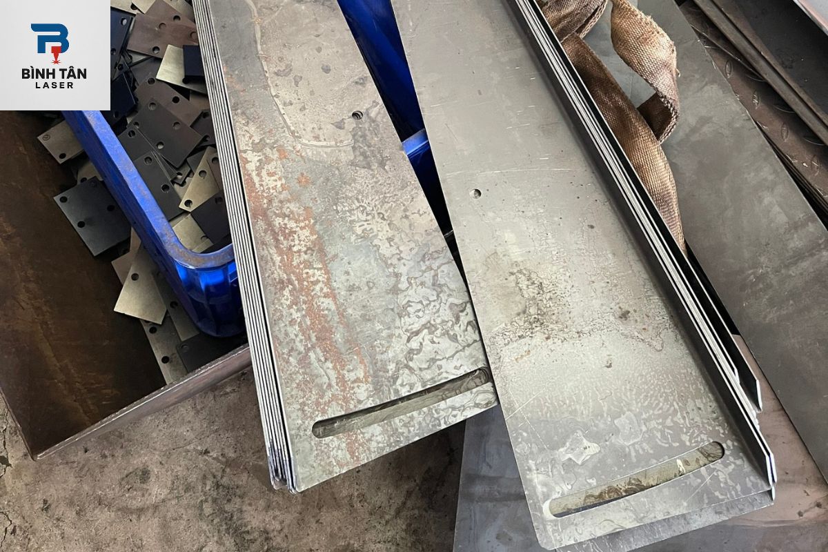 gia công bẻ góc kim loại tấm