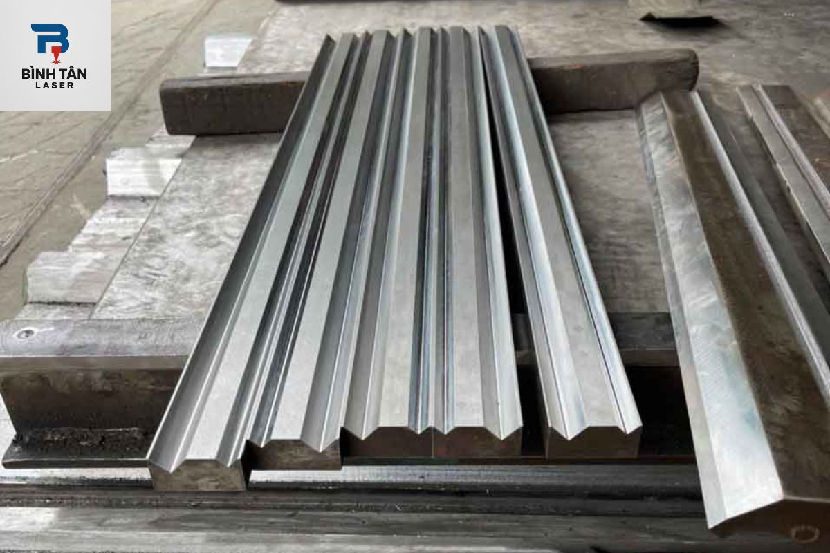 gia công bẻ góc kim loại tấm