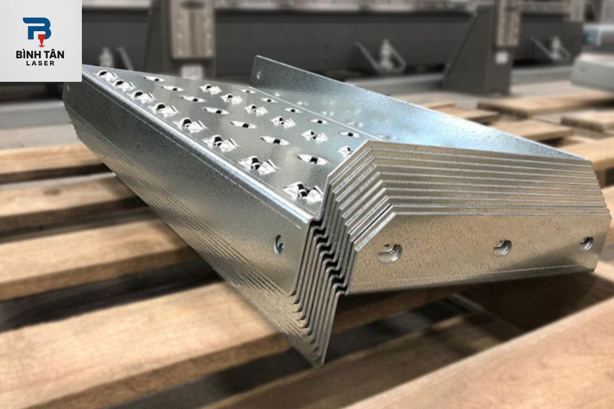 gia công chấn bẻ kim loại CNC