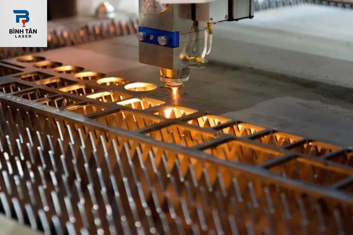 gia công chấn bẻ kim loại CNC