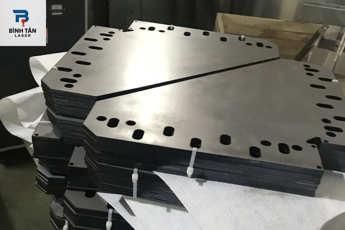 gia công chấn bẻ kim loại CNC