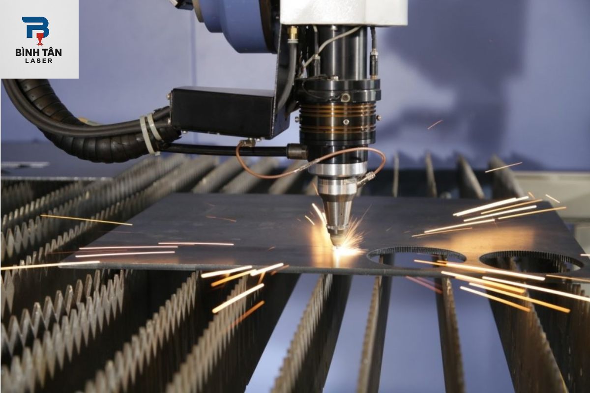 gia công chấn bẻ kim loại CNC