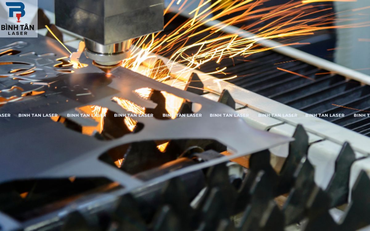 cắt sắt bằng tia laser