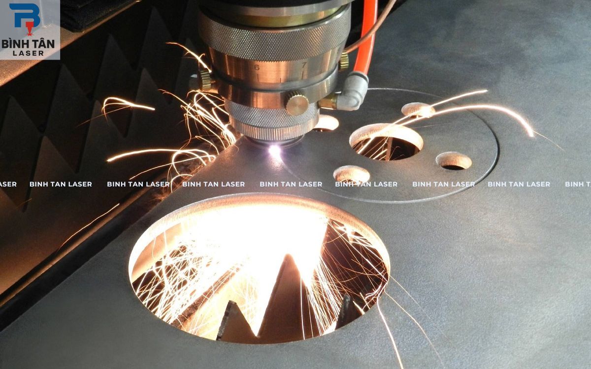 cắt sắt bằng tia laser
