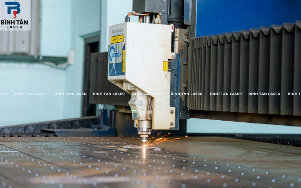 cắt sắt bằng tia laser