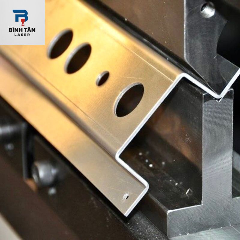 chấn khung kim loại CNC