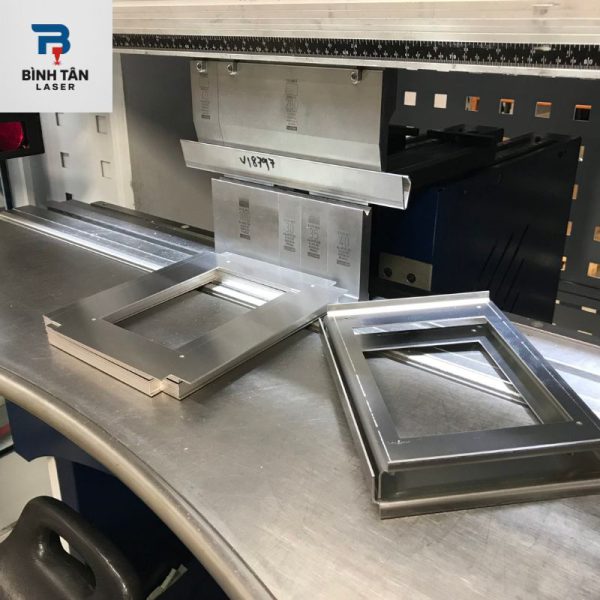 chấn khung kim loại CNC